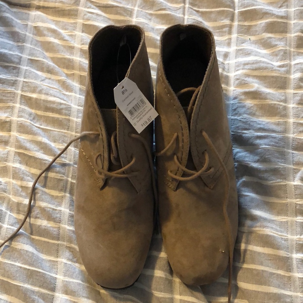 NWT Wedge boot